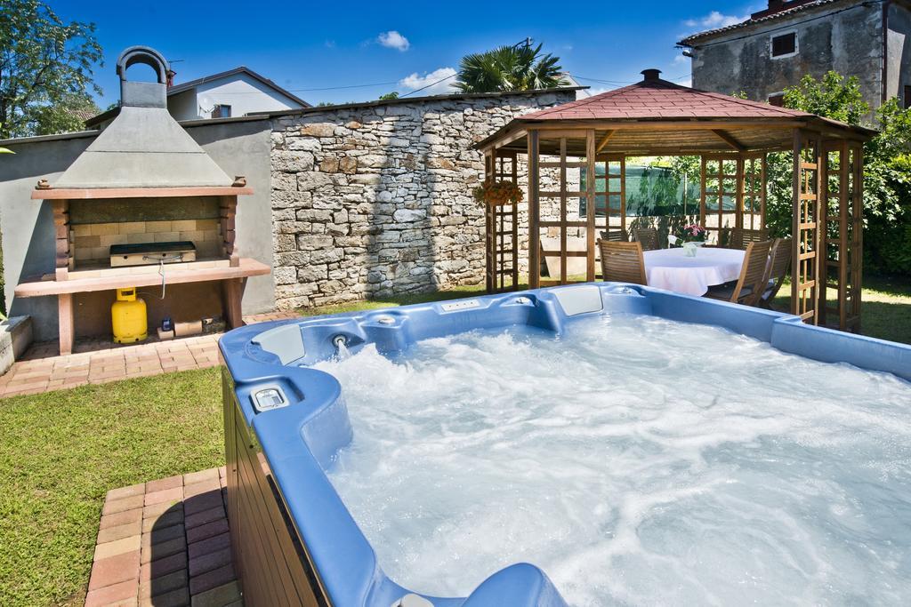 Villas Montrin Kastel Экстерьер фото