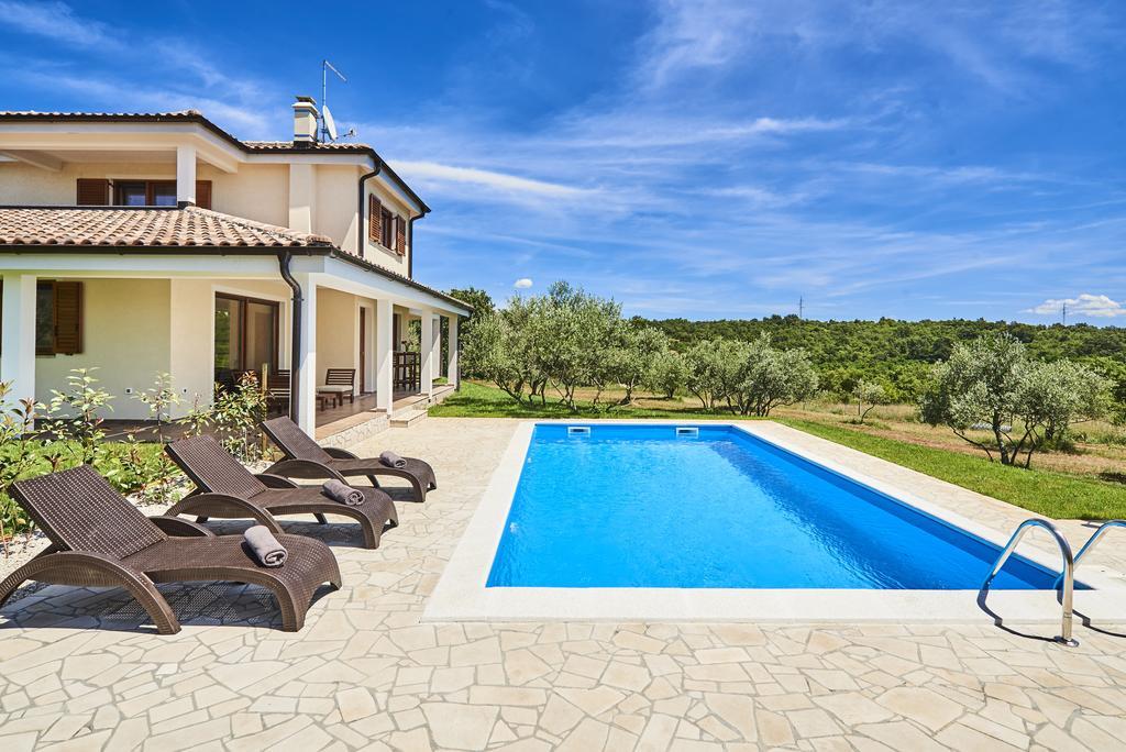 Villas Montrin Kastel Экстерьер фото