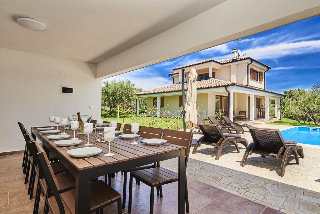Villas Montrin Kastel Экстерьер фото