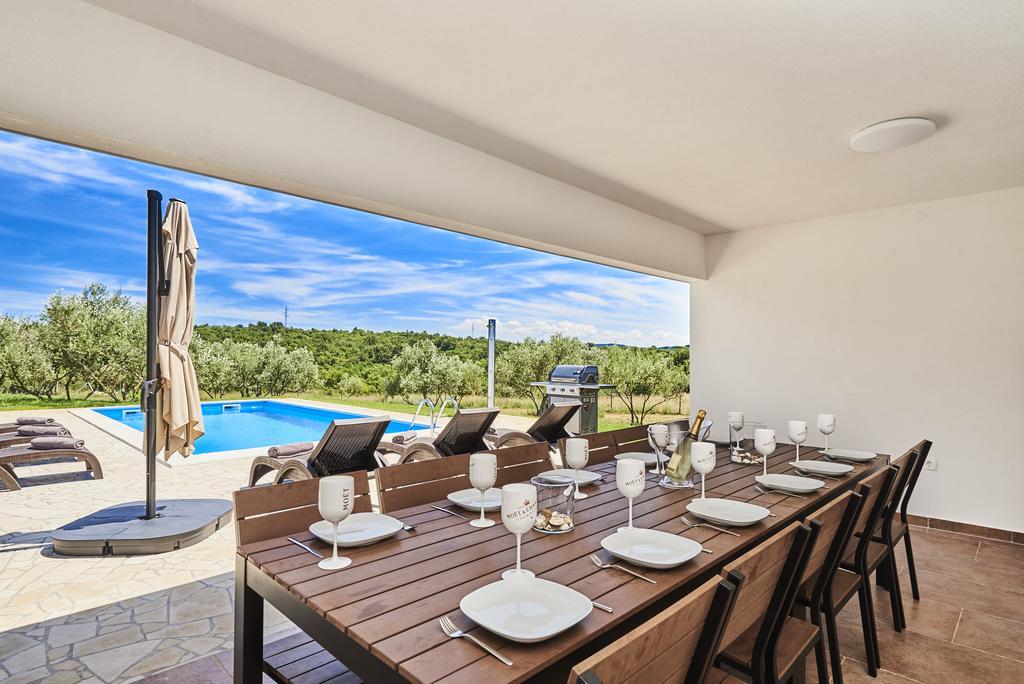 Villas Montrin Kastel Экстерьер фото