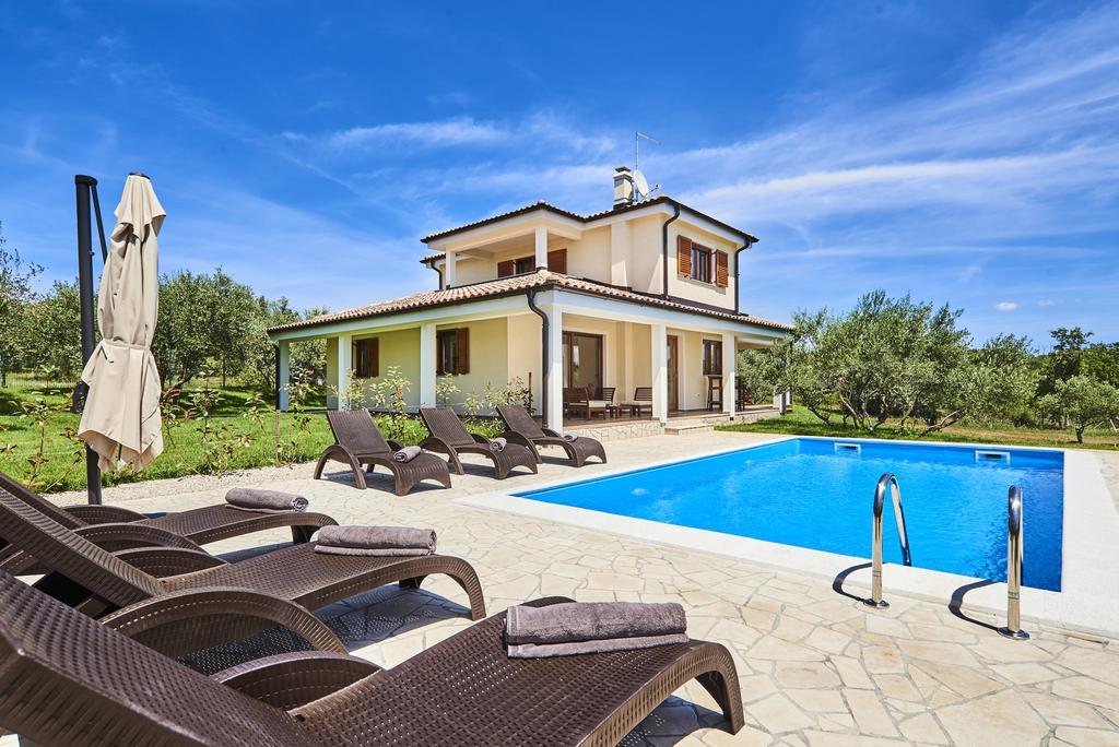 Villas Montrin Kastel Экстерьер фото