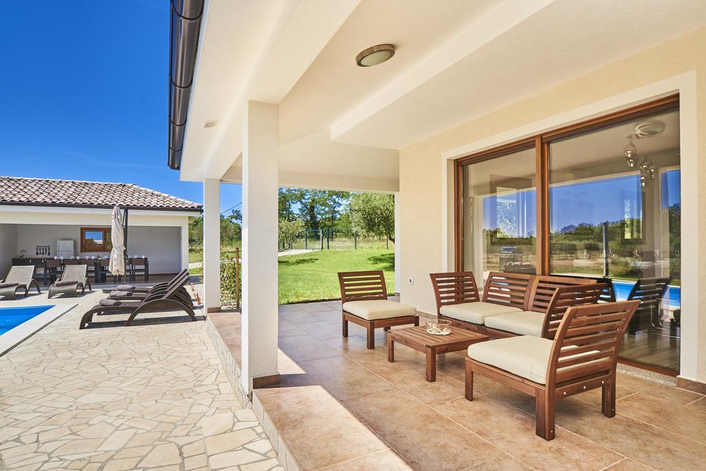 Villas Montrin Kastel Экстерьер фото