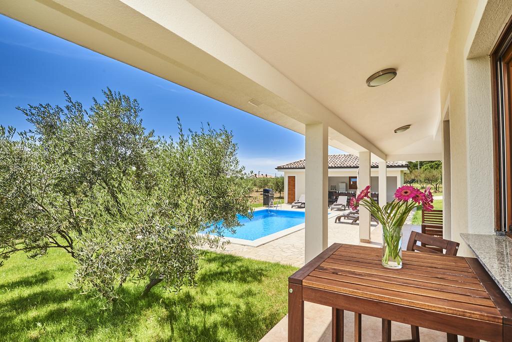 Villas Montrin Kastel Экстерьер фото