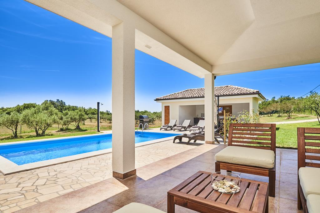Villas Montrin Kastel Экстерьер фото