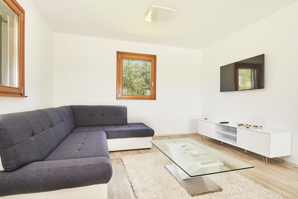 Villas Montrin Kastel Экстерьер фото