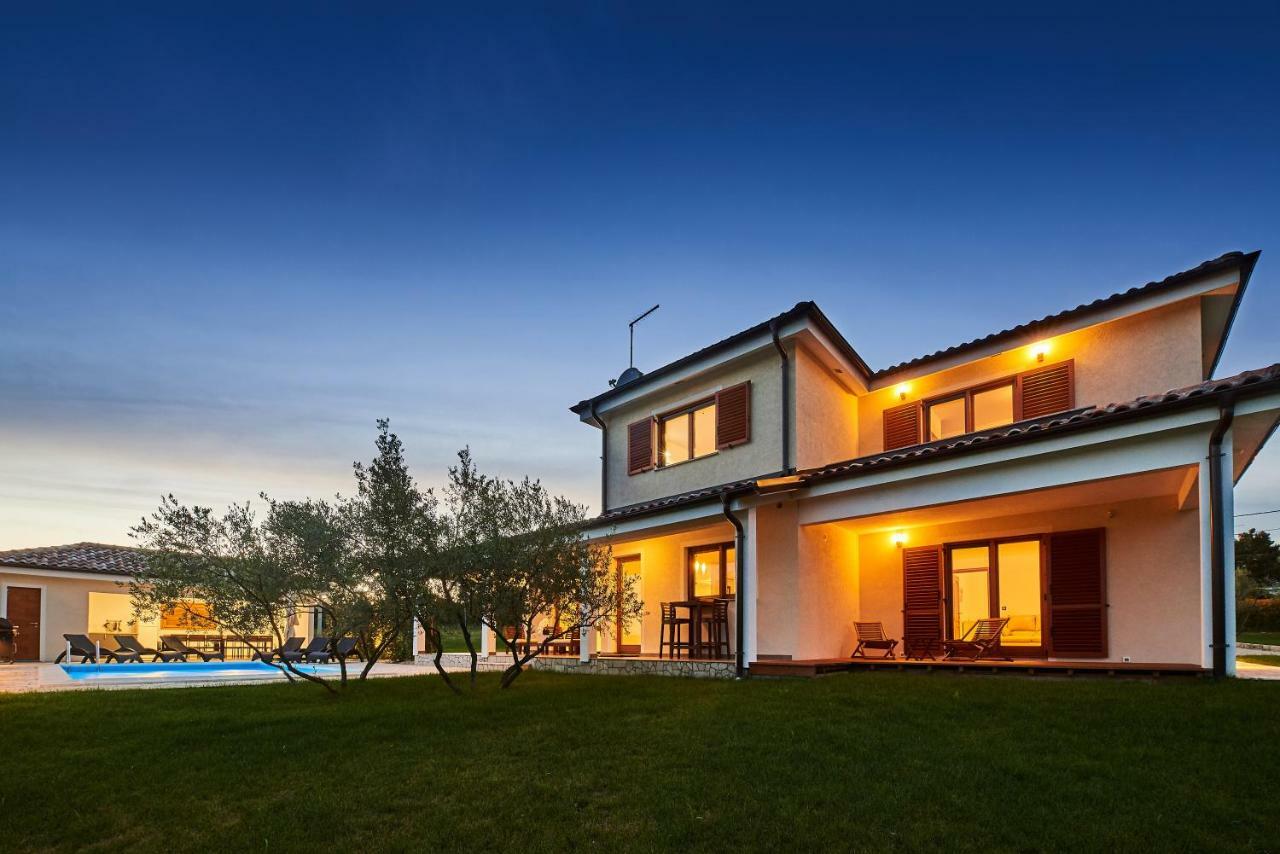 Villas Montrin Kastel Экстерьер фото